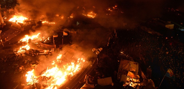 Lotada por manifestantes, a praça da Independência, em Kiev, é palco de violentos confrontos - Sergei Supinsky/AFP