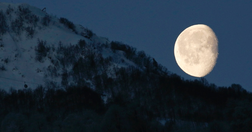 19.fev.2014 - A lua aparece acima da montanha Rosa Khutor durante os Jogos Olímpicos de Inverno de 2014 em Sochi, na Rússia