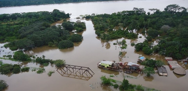 O nível do rio Araras, que desemboca no rio Madeira, transbordou e cobriu uma ponte em Rondônia - Divulgação/CPRM