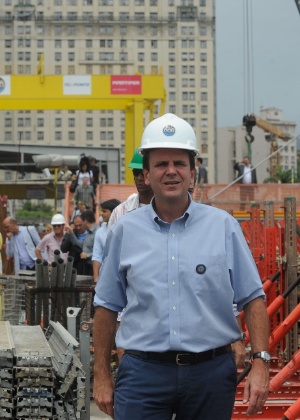 Eduardo Paes em visita às obras do Museu do Amanhã, em construção no pier Mauá, na zona portuária da capital fluminense - Tânia Rêgo/Agência Brasil