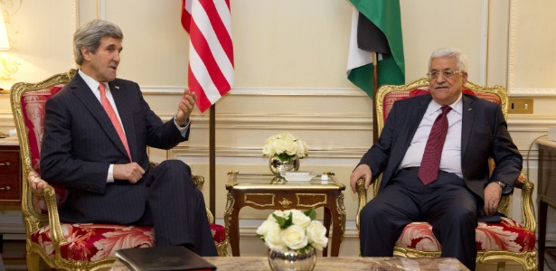 O secretário de Estado norte-americano, John Kerry (à esquerda), conversa com o presidente palestino, Mahmoud Abbas, em fevereiro, sobre as negociações de paz com Israel, que fracassaram - 19.fev.2014 - Evan Vucci/AFP