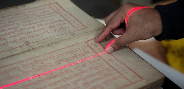 Arquivista digitaliza um texto budista tibetano do século 17 na biblioteca E. Gene Smith em Chengdu - Gilles Sabrie/The New York Times