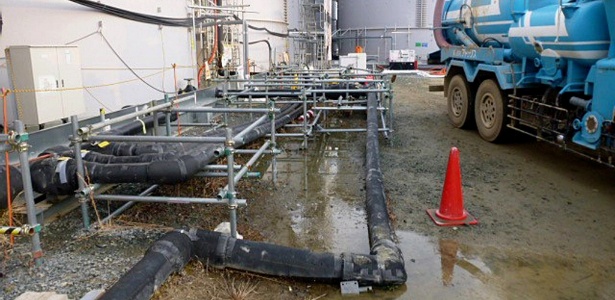 Água altamente contaminada, que vazou de tanque de armazenamento, se acumula em área externa da usina - Divulgação/Tepco/Reuters