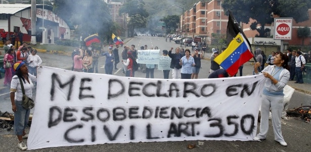 Apoiadores de Leopoldo López bloqueiam rua durante protesto contra o presidente Nicolás Maduro