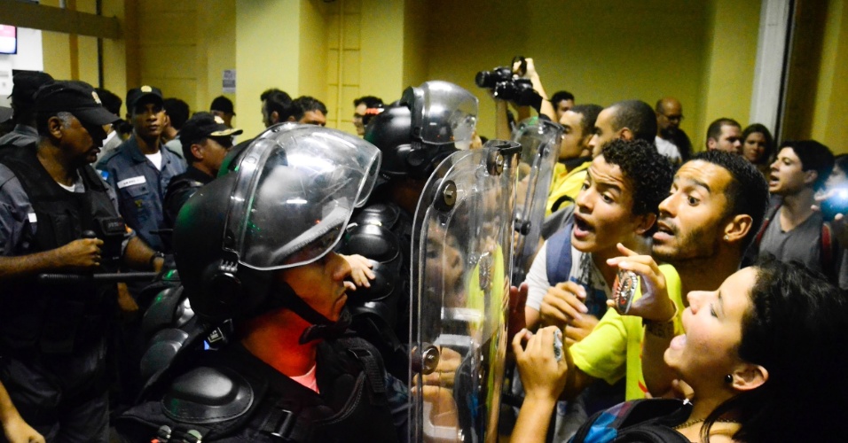 20.fev.2014 - Manifestantes tentam invadir a da estação das barcas, no centro do Rio de Janeiro, nesta quinta-feira (20), em protesto contra o aumento das tarifas do transporte público. Diante da presença de dezenas de policiais, os manifestantes promoveram um 