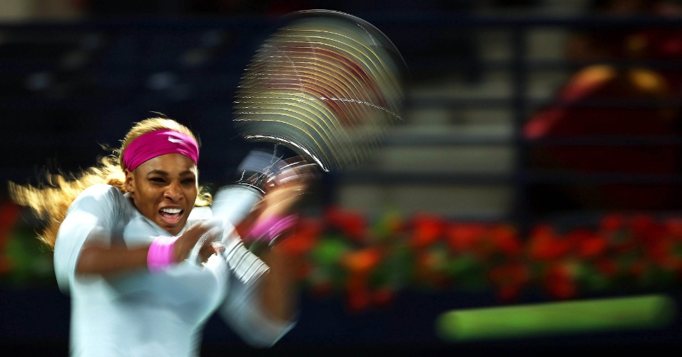 20.fev.2014 - Tenista americana Serena Williams devolve bola durante partida de tênis contra a servia Jelena Jankovic, no torneio de Dubai, nos Emirados Árabes Unidos