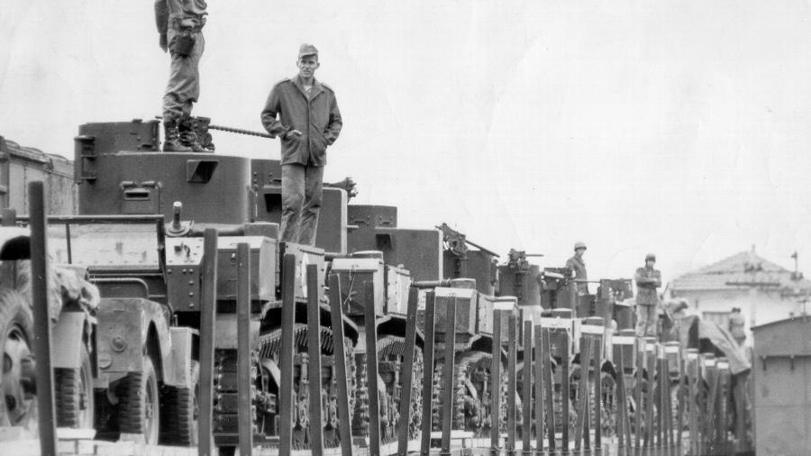 01.abr.1964 - Militares transportam tanques, em São Paulo (SP), após a derrubada de João Goulart 01.abr.1964 - Militares transportam tanques, em São Paulo (SP), após a derrubada de João Goulart