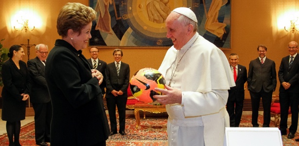 O papa Francisco foi presenteado pela presidente Dilma Rousseff com camisa da seleção brasileira e uma bola autografada - Roberto Stuckert Filho/PR