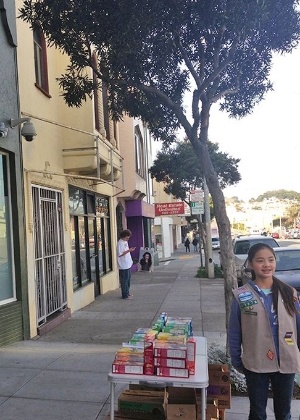 A escoteira Danielle Lei, de 13 anos, montou uma banquinha de biscoitos em frente a uma loja de maconha medicinal em San Francisco, nos Estados Unidos, e vendeu 117 caixas de cookies - The Green Cross/Facebook