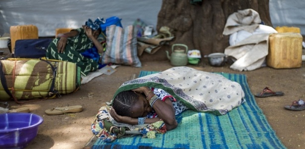 Mulher descansa no campo de refugiados muçulmanos em Bangui, capital da República Centro-Africana - Fred Dufour/AFP