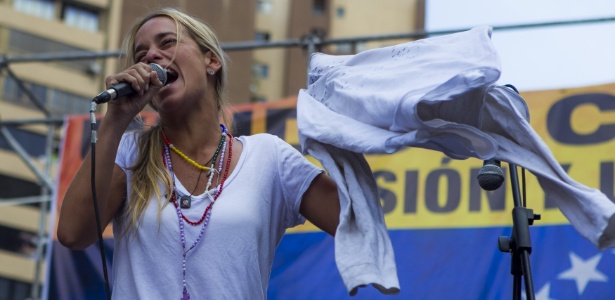 Lilian Tintori, mulher de Leopoldo López, fala durante manifestação contra o governo de Nicolás Maduro - 22.fev.2014 - Miguel Gutiérrez/EFE