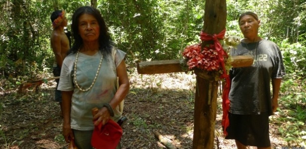 A cacique Damiana Cavanha mostra as sepulturas de seis parentes mortos nos últimos anos - BBC Brasil