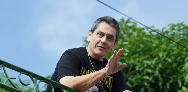 O ex-deputado federal Roberto Jefferson (PTB-RJ) aparece na sacada de sua casa no interior do Rio de Janeiro, onde aguarda a chegada do mandado de prisão - Marcos de Paula/Estadão Conteúdo 