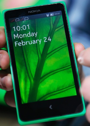 24.fev.2014 - Stephen Elop, director-executivo da Nokia, apresenta o smartphone Nokia X - Gustau Nacarino/Reuters
