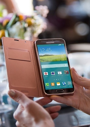 Na imagem, o smartphone Galaxy S5; próxima geração do smartphone deve mudar de processador - Divulgação