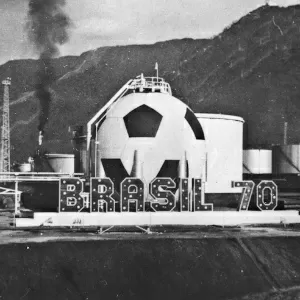 Esfera enfeitada para a Copa do Mundo de 1970 na Refinaria Presidente Bernardes, em Cubatão, São Paulo. Acervo: RPBC - Divulgação/Petrobras