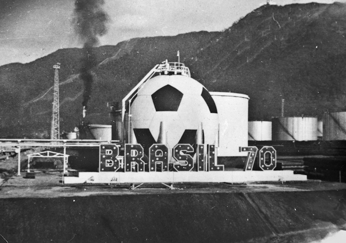 Esfera enfeitada para a Copa do Mundo de 1970 na Refinaria Presidente Bernardes, em Cubatão, São Paulo. Acervo: RPBC - Divulgação/Petrobras