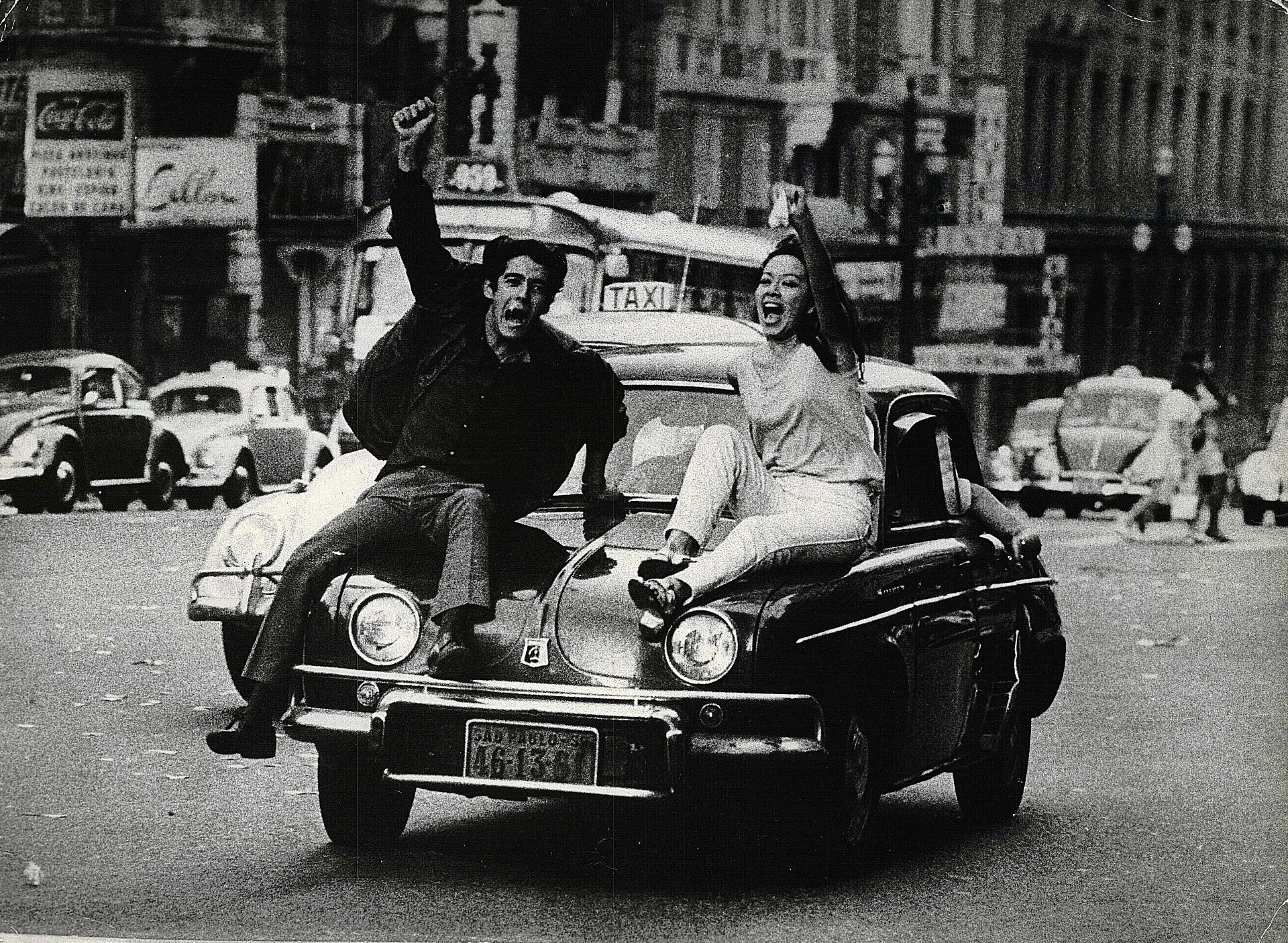Torcedores festejam pelas ruas durante a Copa do Mundo de 1970 - Folhapress