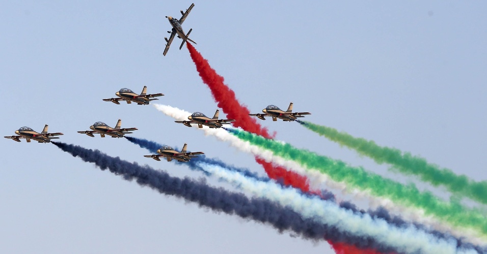 25.fev.2014 - Aeronaves acrobáticas deixam rastros de fumaça colorida durante um show aéreo na Expo Abu Dhabi Air, nos Emirados Árabes Unidos