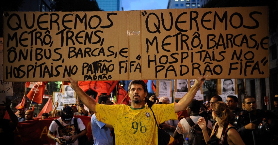 25.fev.2014 - Manifestantes fazem ato pelo direito de protestar e contra a mídia no centro do Rio de Janeiro, nesta terça-feira (25)