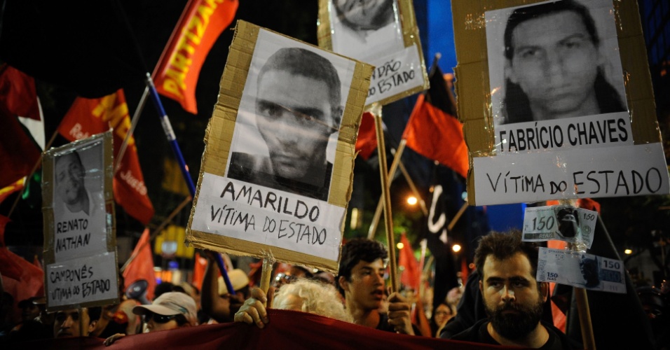 25.fev.2014 - Manifestantes fazem ato pelo direito de protestar e contra a mídia no centro do Rio de Janeiro, nesta terça-feira (25)