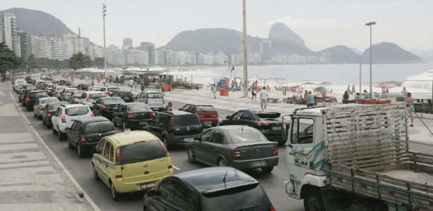 Cartão-postal do Rio, a avenida Atlântica é via de trânsito intenso - Alessandro Costa/Agência O Dia/Estadão Conteúdo
