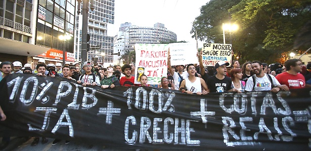Grupo de manifestantes no "segundo grande ato de 2014 contra a Copa do Mundo em protesto no dia 22
