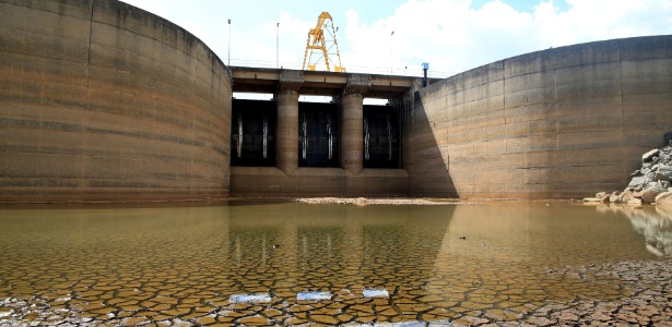 Represa de Bragança Paulista, no interior de SP, que faz parte do sistema Cantareira, está quase seca - Luís Moura/Estadão Conteúdo