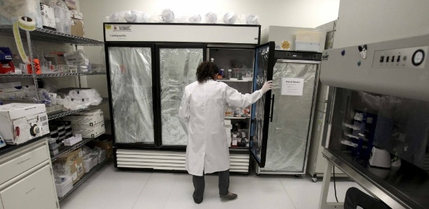 Analista de controle de qualidade abre refrigerador que armazena células no Northwest Biotherapeutics Laboratory, em Memphis, no Estado norte-americano do Tennessee - Mike Brown/Reuters - 26.fev.2014
