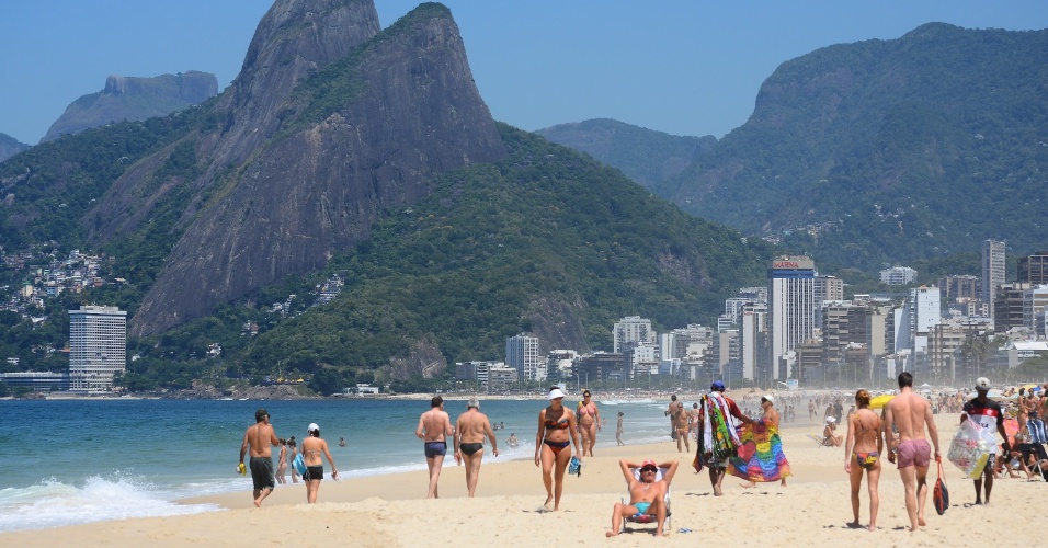 26.fev.2014 - Banhistas aproveitam dia de sol e calor na praia de Ipanema, na zona sul do Rio de Janeiro, nesta quarta-feira (26)