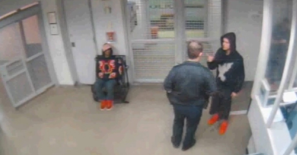 26.fev.2014 - Imagem cedida pelo Departamento de Polícia de Miami mostra o cantor canadense Justin Biber (à dir.) durante teste para determinar embriaguez, depois de sua prisão em Miami Beach, na Flórida
