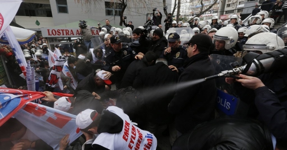 26.fev.2014 - Policia usa gás lacrimogêneo para dispersar manifestantes que tentavam chegar ao Parlamento turco, em Ancara, durante um protesto contra o governo do primeiro-ministro Recep Tayyip Erdogan, acusado de corrupção
