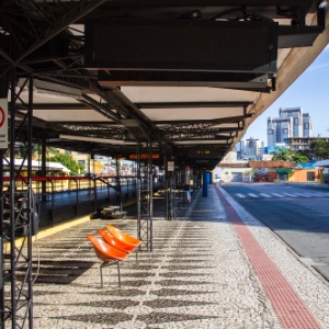 Os terminais de ônibus amanheceram vazios nesta quarta-feira (26) em Curitiba. Segundo o sindicato, a adesão à greve foi de 100% - Paulo Lisboa/Brazil Photo Press/Estadão Conteúdo 