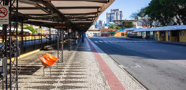 Terminal de ônibus do Portão, em Curitiba, completamente vazio devido à greve de motoristas e cobradores na capital paranaense - Paulo Lisboa/Brazil Photo Press/Estadão Conteúdo 