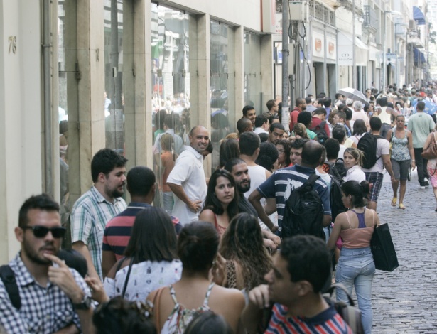 Fila formada por ex-alunos da UniverCidade em frente à unidade da instituição - Alessandro Costa/Agência O Dia/Estadão Conteúdo 