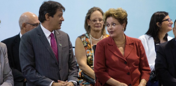 A presidente Dilma Rousseff conversa com o prefeito de São Paulo, Fernando Haddad, durante cerimônia de formatura de alunos do Pronatec em SP - Adriana Spaca/Brazil Photo Press - 27.fev.2014/Estadão Conteúdo