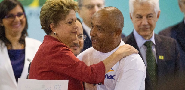 27.fev.2014 - Aluno recebe diploma das mãos da presidente Dilma Rousseff durante formatura do Pronatec - Mister Shadow/Estadão Conteúdo