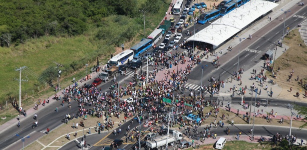 Em protesto contra a superlotação dos ônibus, usuários do corredor BRT Transoeste interditaram as duas pistas da avenida das Américas - Genilson Araújo/Parceiro/Agência O Globo