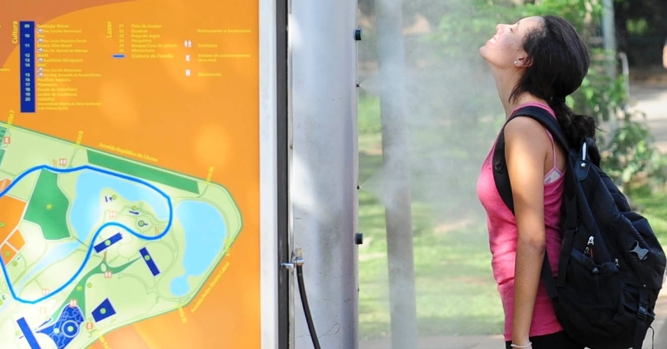 27.fev.2014 - Garota se refresca em tarde de sol e calor no parque Ibirapuera, na zona sul da capital paulista, nesta quinta-feira (27)