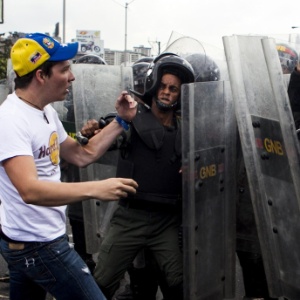Membros da Guarda Nacional tentam conter um manifestante durante um protesto contra o governo de Maduro, em fevereiro de 2014 - Miguel Gutierrez/EPA