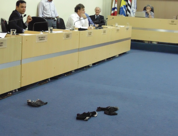 Cuecas atiradas no plenário da Câmara de Americana (127 km de São Paulo) na noite de quinta-feira (28)  - Valdir Moreira/Rádio Azul Celeste
