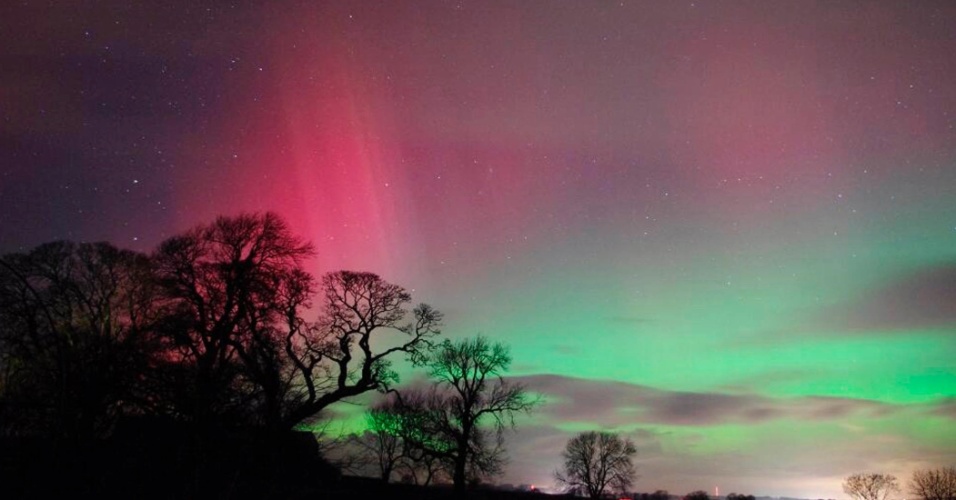 28.fev.2014 - A aurora boreal vista no céu noturno sobre Cumbria, no noroeste da Inglaterra