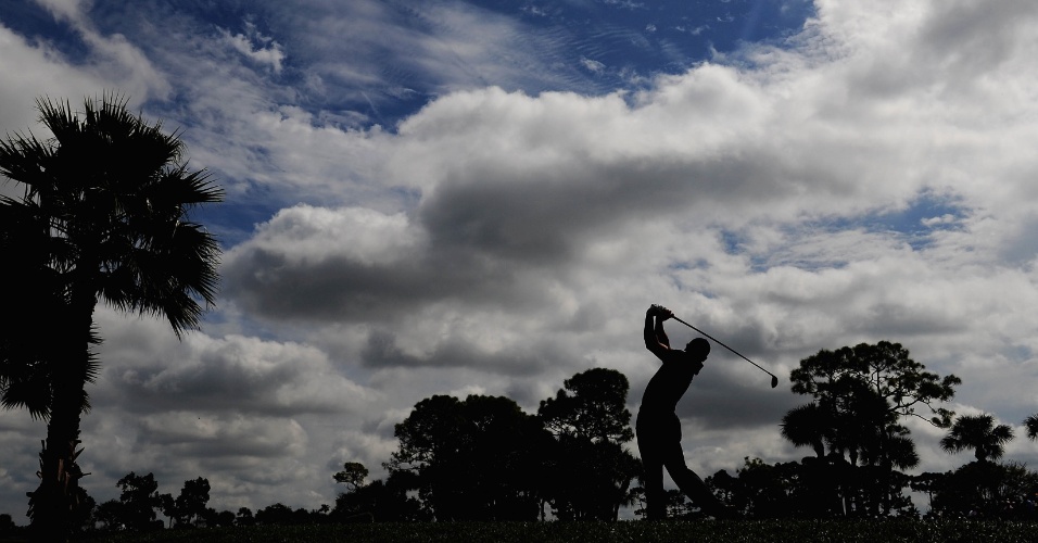 28.fev.2014 - Golfista Rory McIlroy da Irlanda do Norte da uma tacada, durante torneio de golfe The Honda Classic no PGA National Resort and Spa em Palm Beach Gardens, na Flórida, nos Estados Unidos, nesta sexta-feira (28)