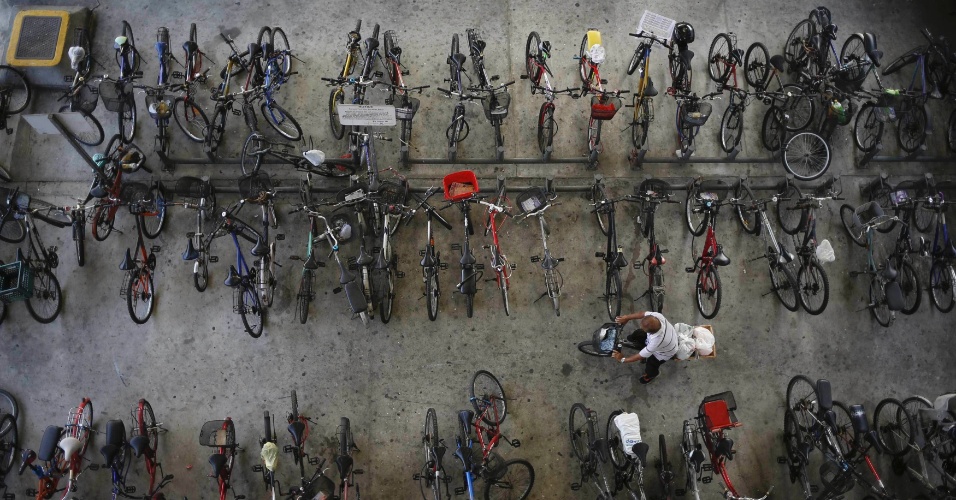 28.fev.2014 - Homem chega com sua bicicleta em uma estação de trem em Cingapura nesta sexta-feira (28)