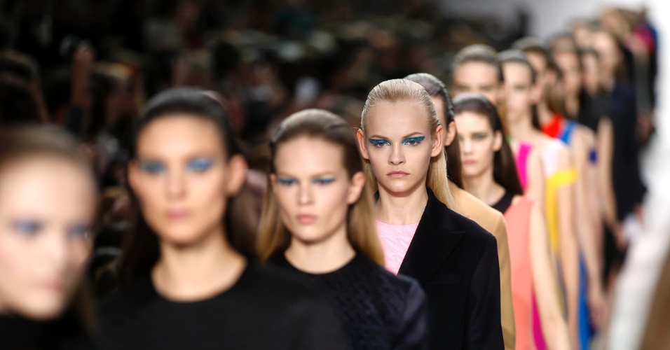 28.fev.2014 - Modelos apresentam criações do estilista belga Raf Simons, coleção Outono/Inverno pronto-a-vestir para a casa de moda Dior durante a Paris Fashion Week, na França, nesta sexta-feira (28)