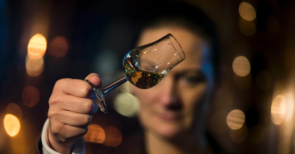 28.fev.2014 - Mulher segura uma amostra do Whisky Preussischer em uma destilaria num antigo estábulo de cavalos na aldeia de Mark Landin, a cerca de 100 quilômetros de Berlim, na Alemanha, nesta sexta-feira (28)