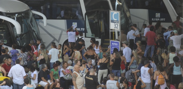 Plataforma de ônibus lotada na rodoviária Novo Rio - Fernando Frazão/Agência Brasil