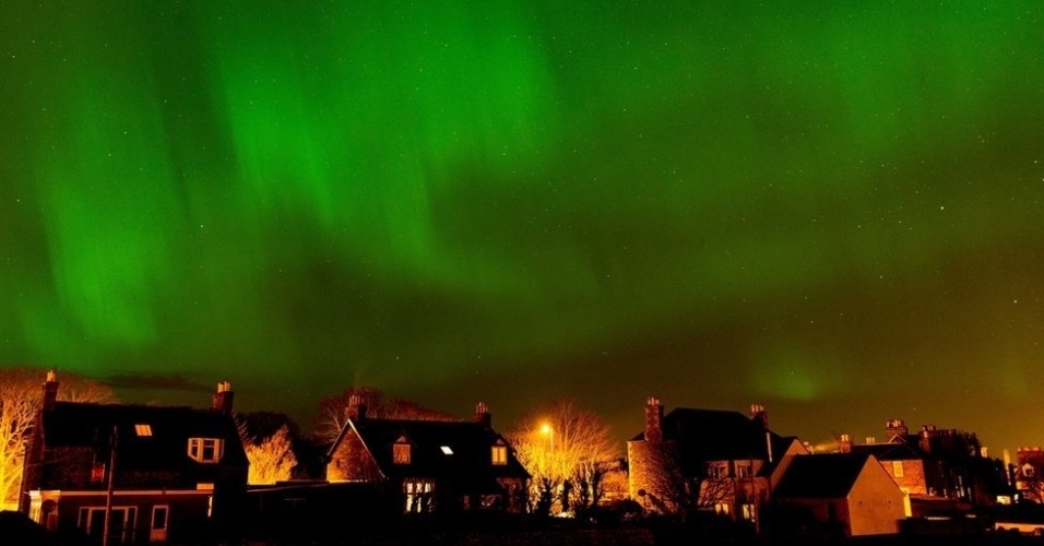 Auroras boreais dão 'espetáculo' nos céus da Grã-Bretanha
