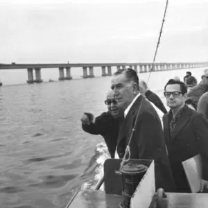 Médici visita as obras da ponte Rio Niterói 1973 - memoriasreveladas.arquivonacional.gov.br/Arquivo Nacional