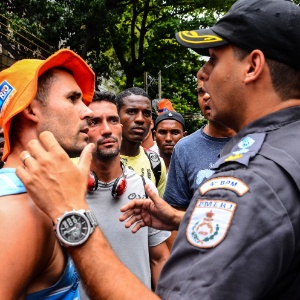Garis conversam com policial militar durante manifestação realizada neste sábado  - Marcelo Fonseca/Estadão Conteúdo